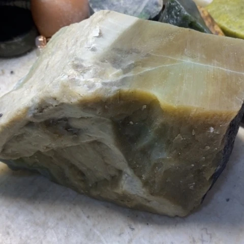 透闪石质玉未镶嵌珠宝半成品“****忠