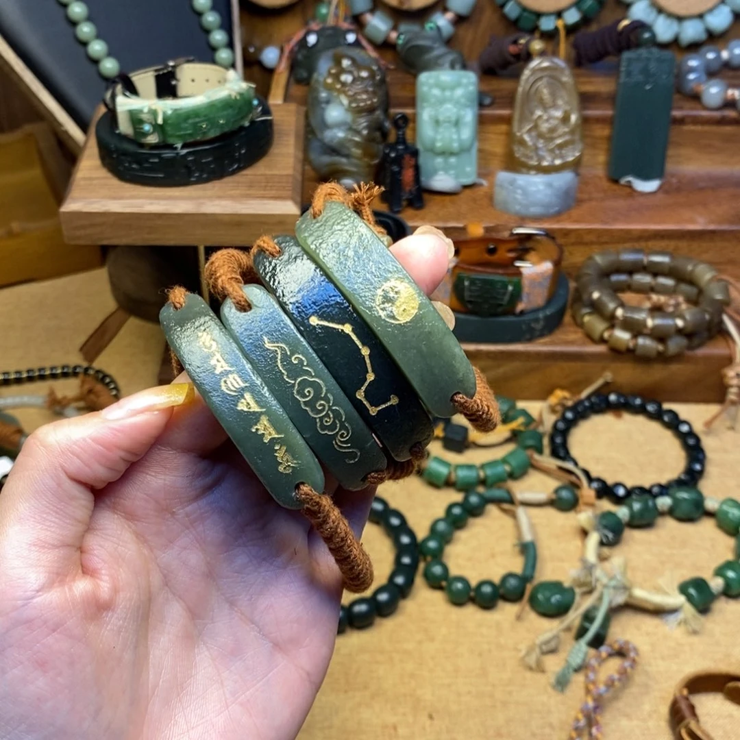 和田玉未镶嵌颈饰上**竹