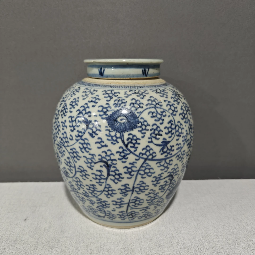 A0901053 清中期 青花缠枝花卉纹盖罐 （口径8 肚径18 高度20.5）