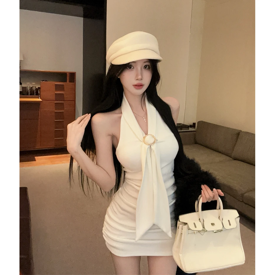 秋季新款法式复古纯欲辣妹性感修身显瘦挂脖吊带连衣裙女自带胸垫