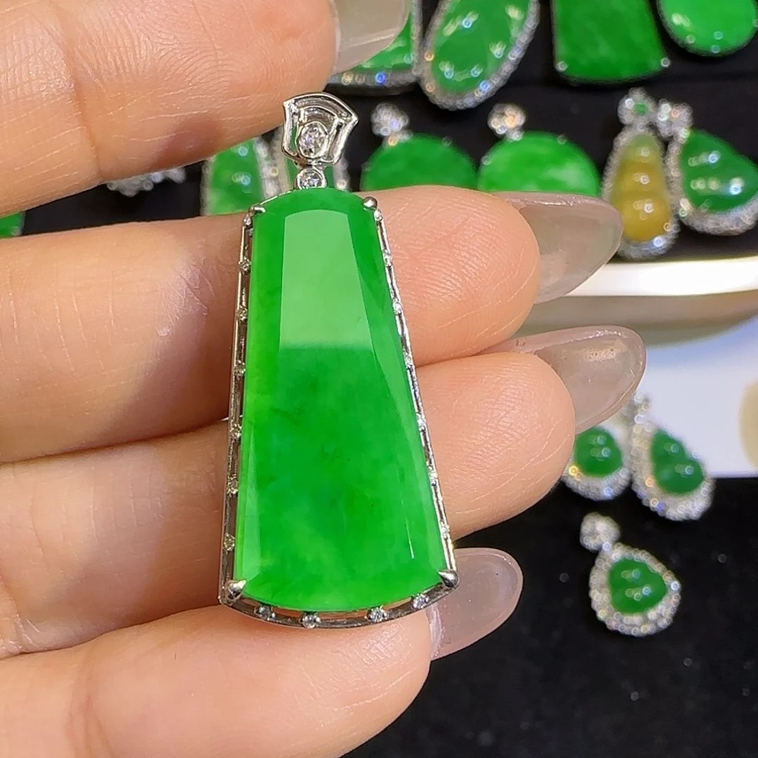 翡翠颈饰18K金镶嵌阳绿