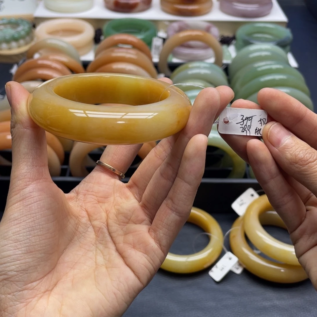 未镶嵌手镯石英质玉佳*