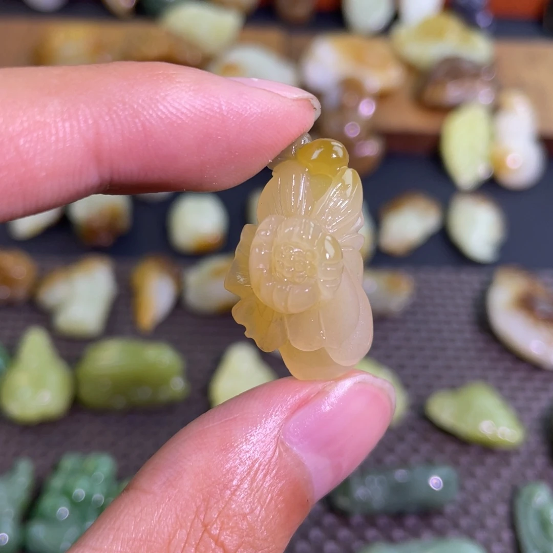 颈饰未镶嵌和田玉（糖玉）若羌糖小莲花