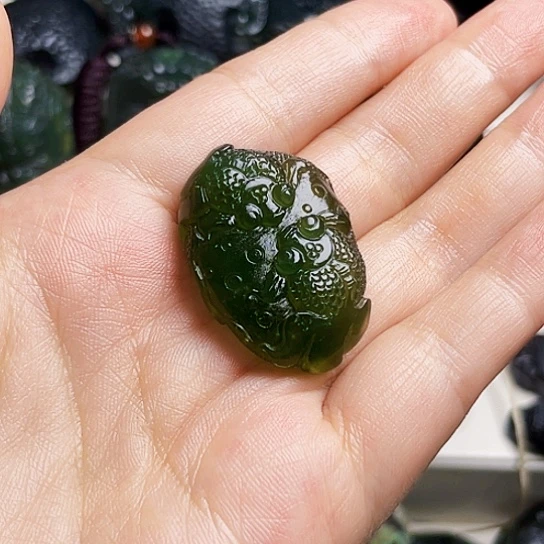 蔚***秀蛇纹石玉未镶嵌颈饰