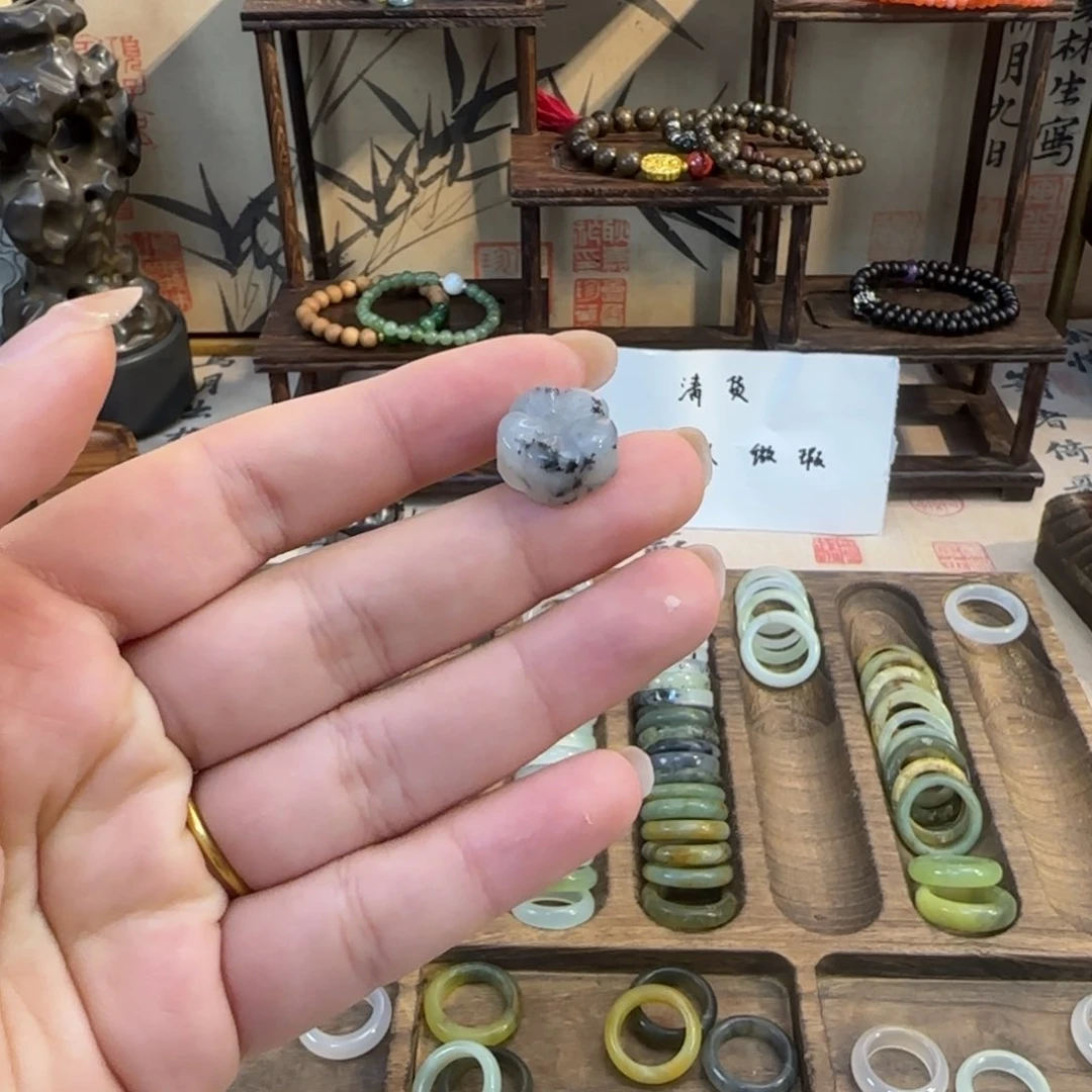 蛇纹石玉颈饰合金