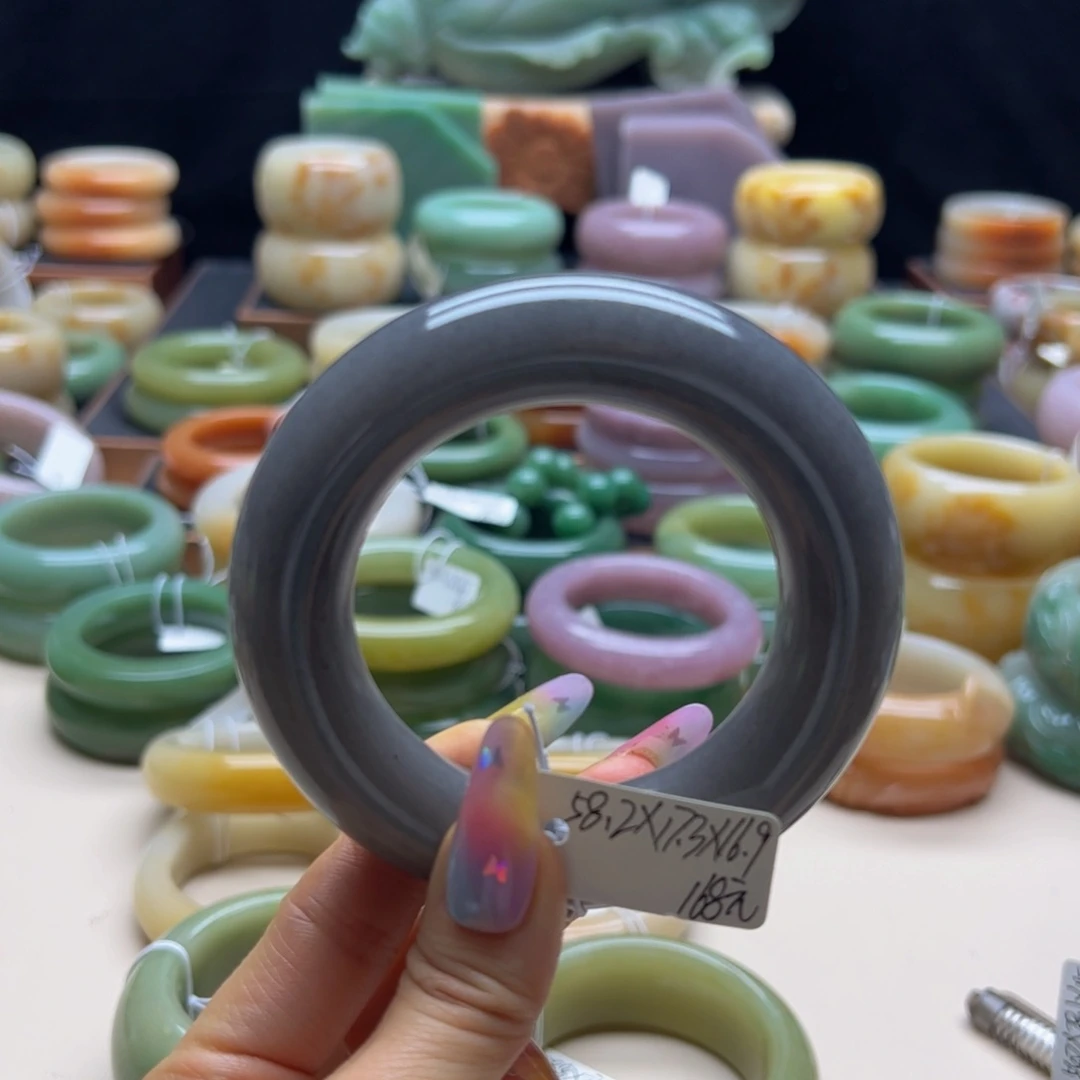 石英岩玉手镯未镶嵌小*仔