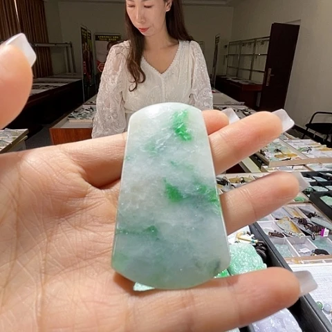 翡翠未镶嵌颈饰一个