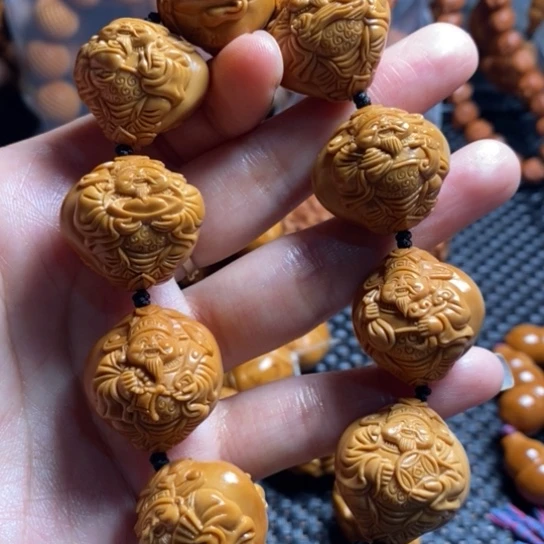 橄榄核吊坠芊****胶龙财神