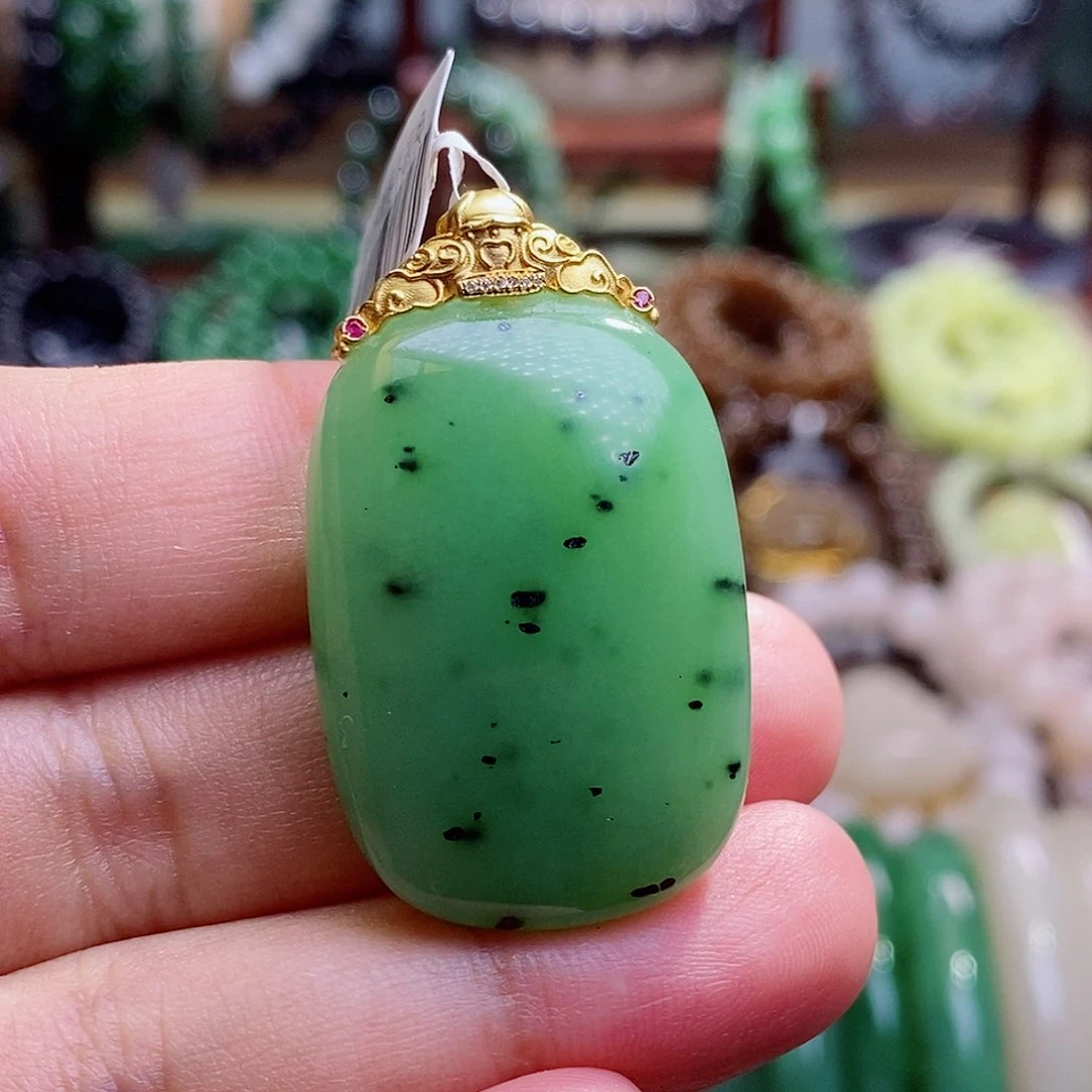 和田玉未镶嵌颈饰收藏级乌兰海猕猴桃老矿料高冰苹果绿金镶无事牌