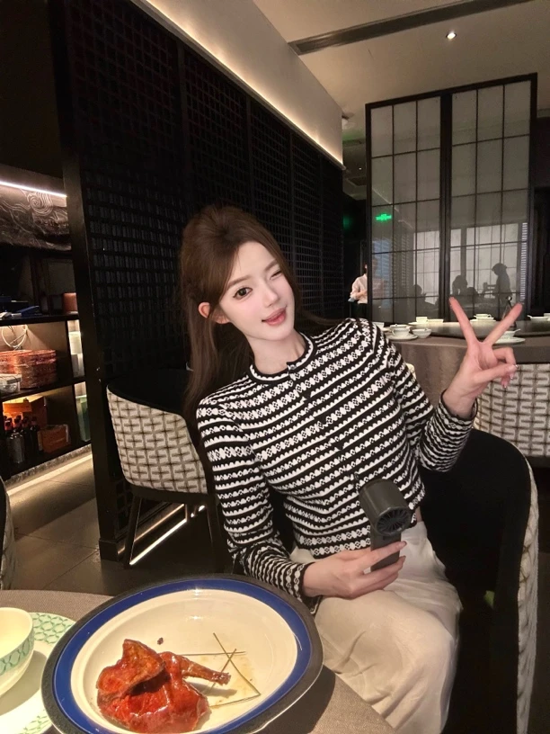 【高智老钱】波浪花边条纹短款针织开衫+白色短裤