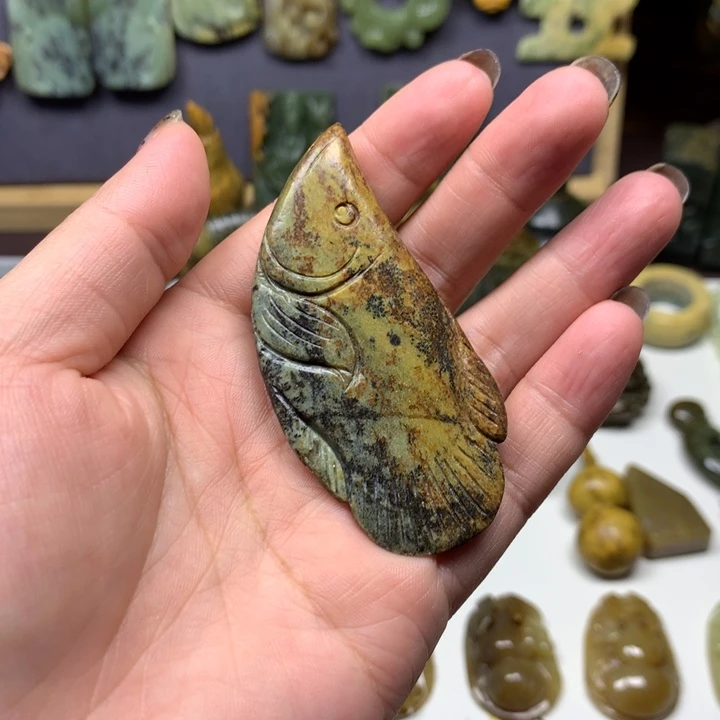 透闪石质玉未镶嵌颈饰