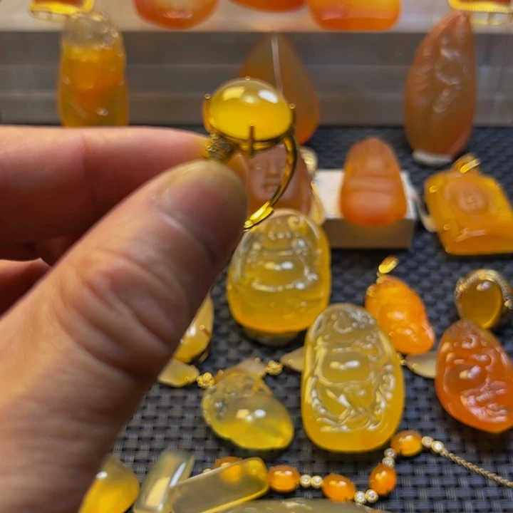 乾***龙未镶嵌旦面石英质玉