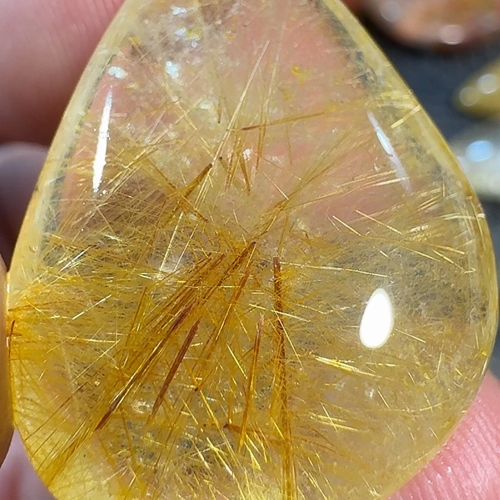敬***业未镶嵌水晶颈饰你