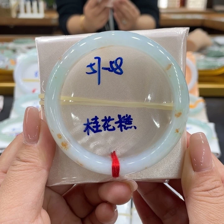 翡翠手镯未镶嵌翡翠