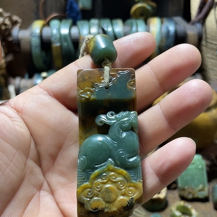 岫岩河磨玉（透闪石质玉）未镶嵌挂件青*果