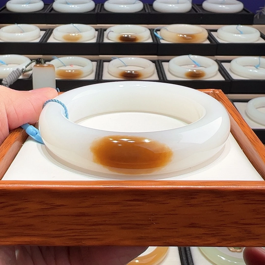 和田玉未镶嵌手镯