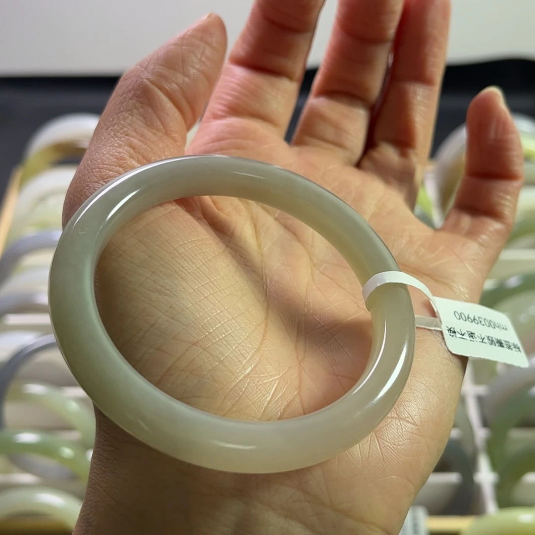 和田玉手镯54.6圈未镶嵌奥**?