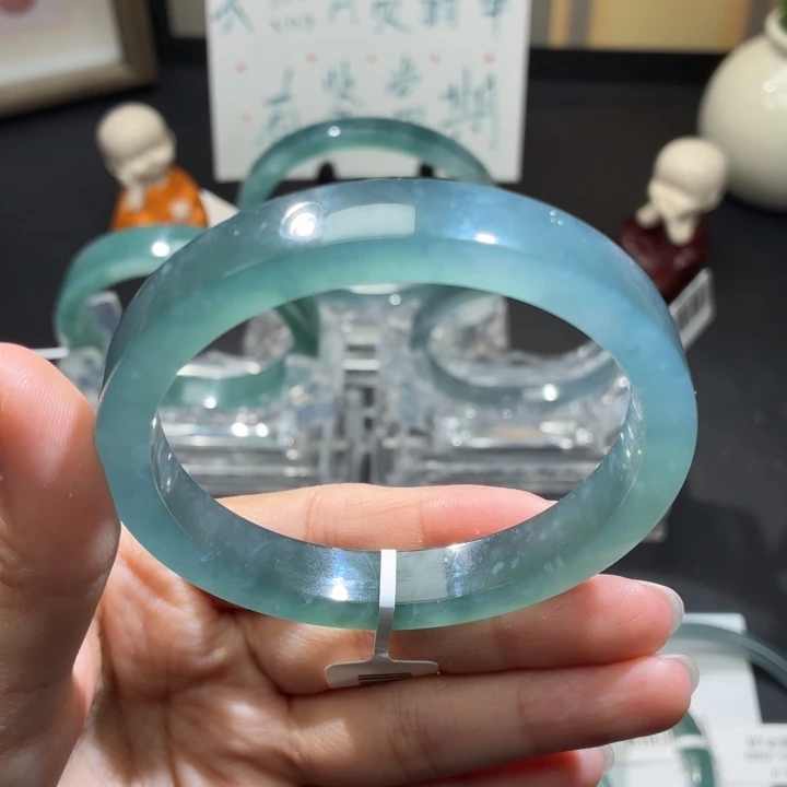 翡翠未镶嵌手镯高冰蓝