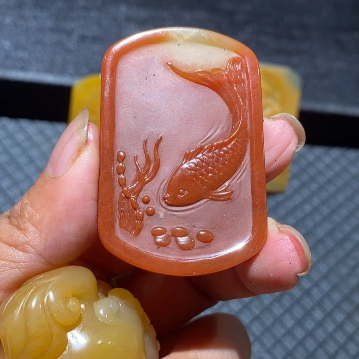 未镶嵌石英质玉（黄龙玉）颈饰