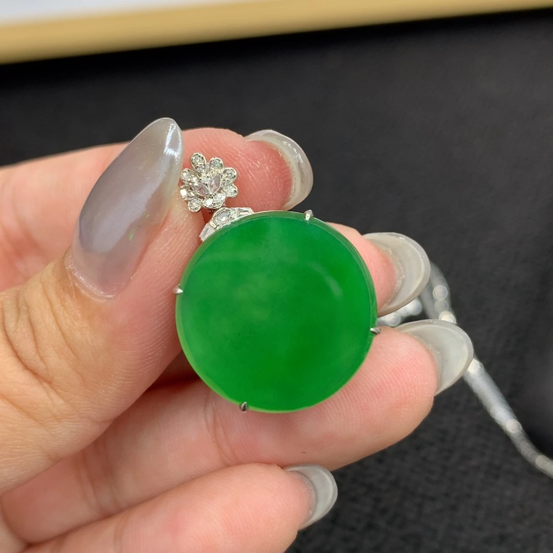 翡翠18K金镶嵌颈饰圆牌