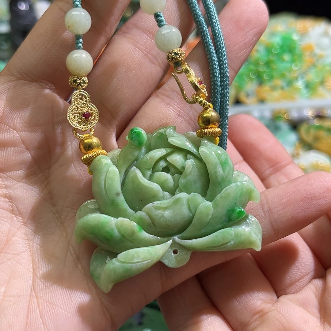 翡翠未镶嵌颈饰待编织