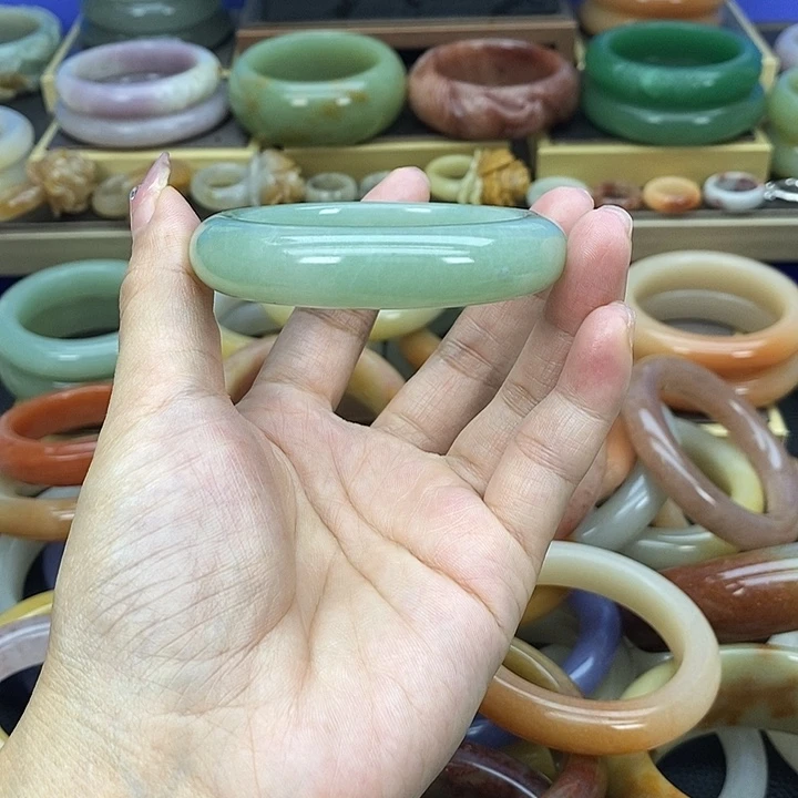 童***月石英质玉未镶嵌手镯