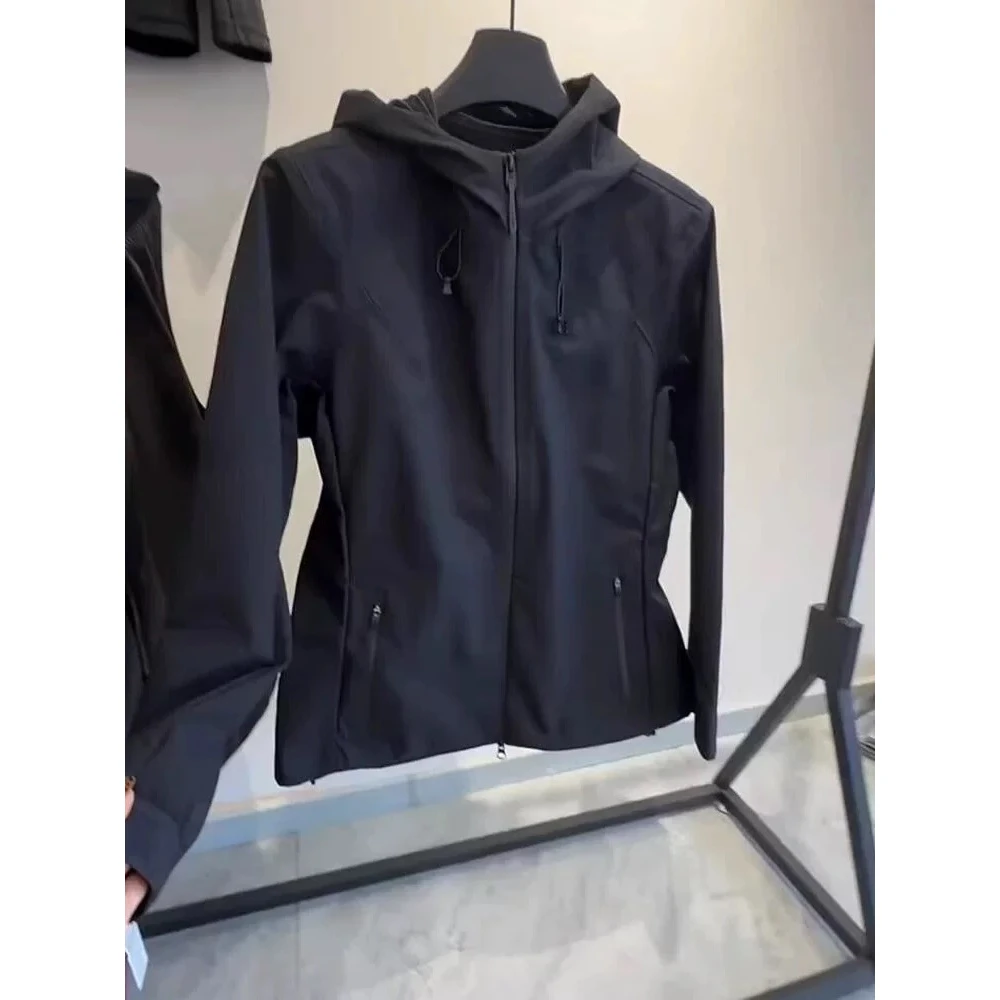 巨喜欢这件！2025年秋季女士连帽修身显瘦百搭户外防风冲锋衣外套