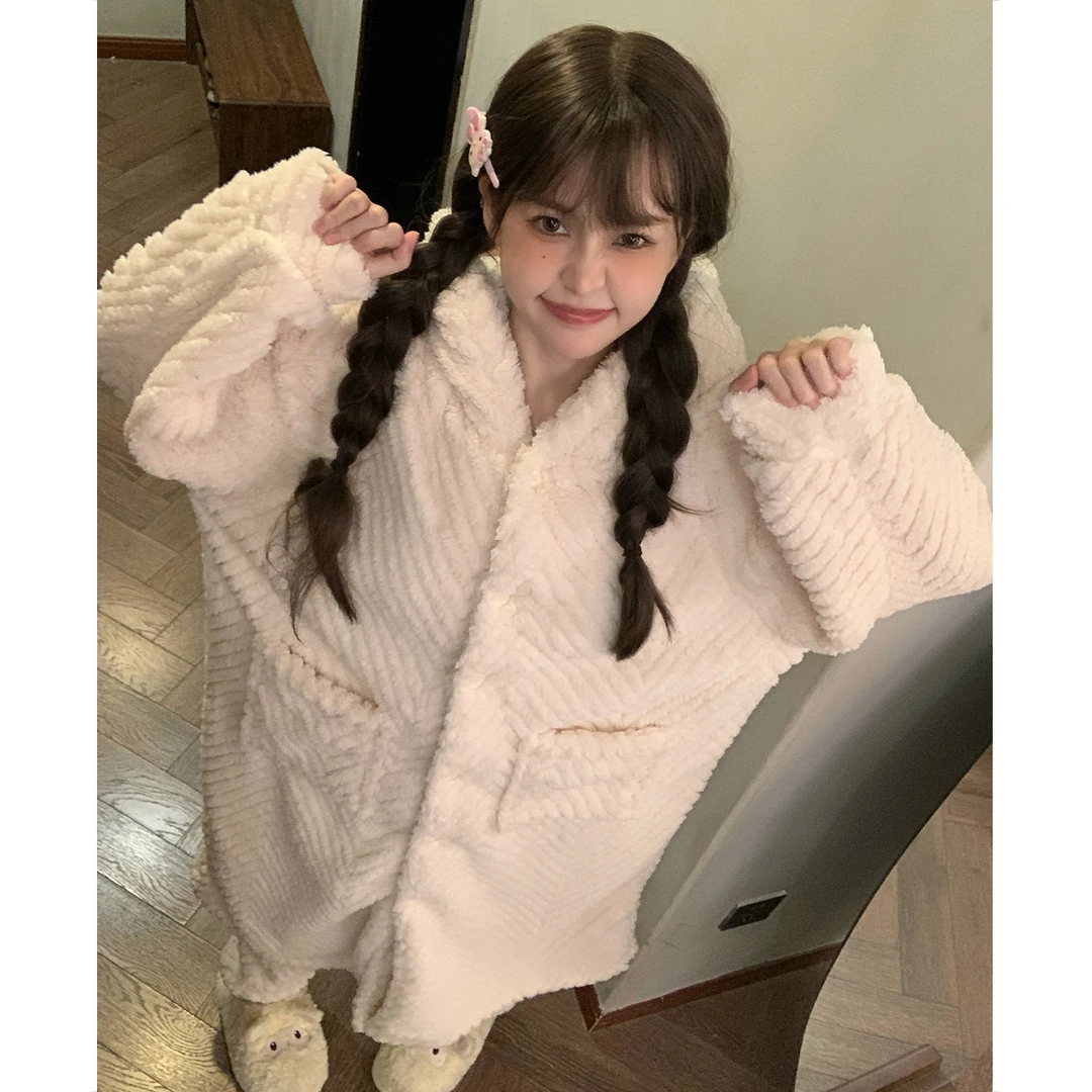 秋冬季睡衣加厚加绒女2025年新款家居服保暖珊瑚绒法兰绒睡袍套装