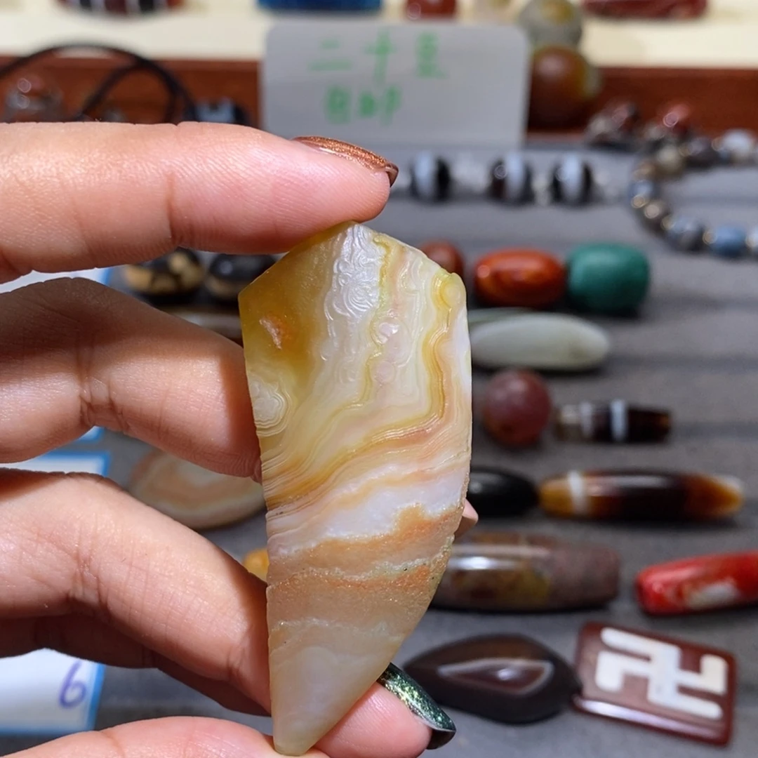 苏***侨玛瑙/玉髓颈饰合金