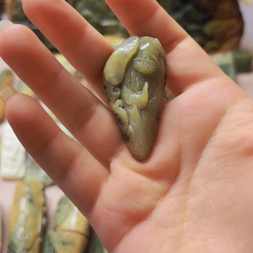 未镶嵌岫岩河磨玉（透闪石质玉）挂件