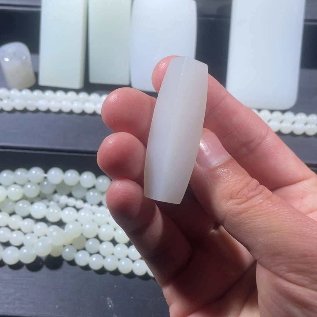 和田玉未镶嵌颈饰天珠