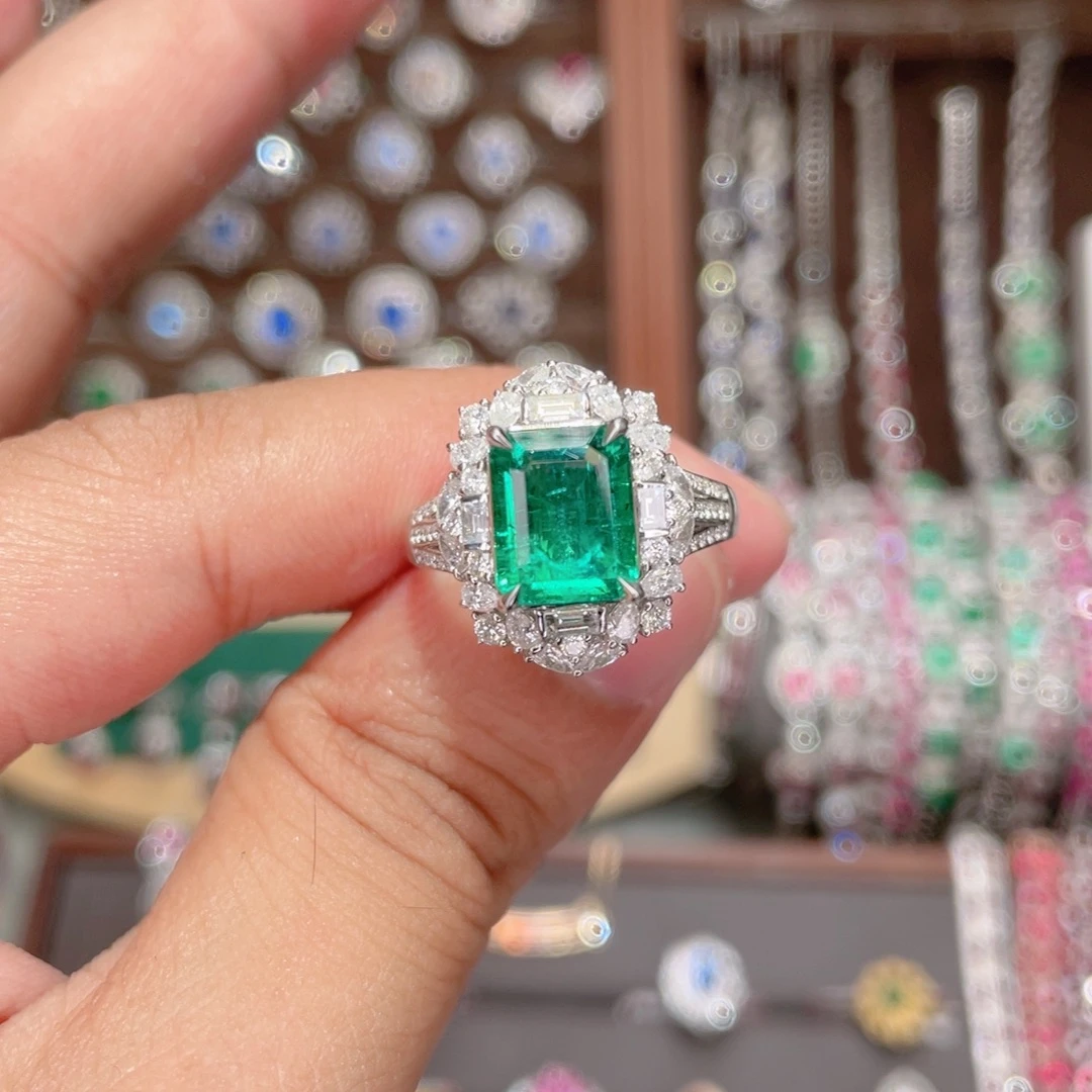 欧***子18K金镶嵌戒指祖母绿2.81ct