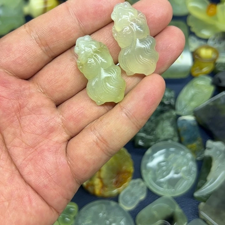 白***鲨未镶嵌蛇纹石玉颈饰