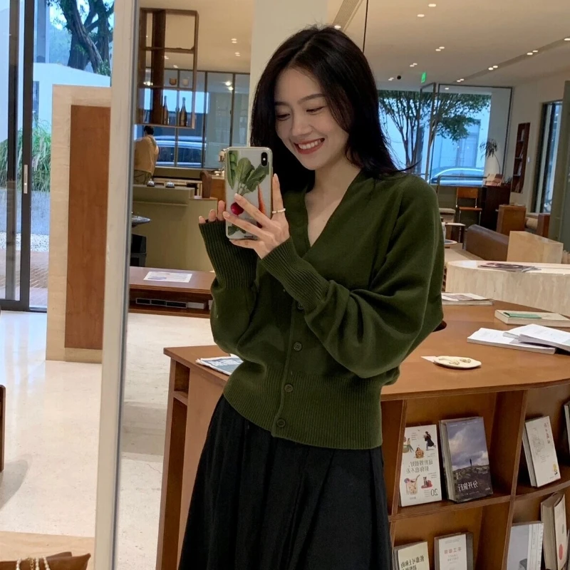 网红气质绿色V领针织开衫上衣女秋冬季宽松外搭短款打底毛衣外套