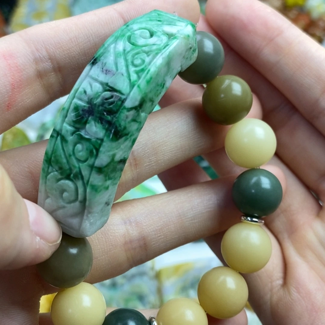 翡翠未镶嵌颈饰吊坠