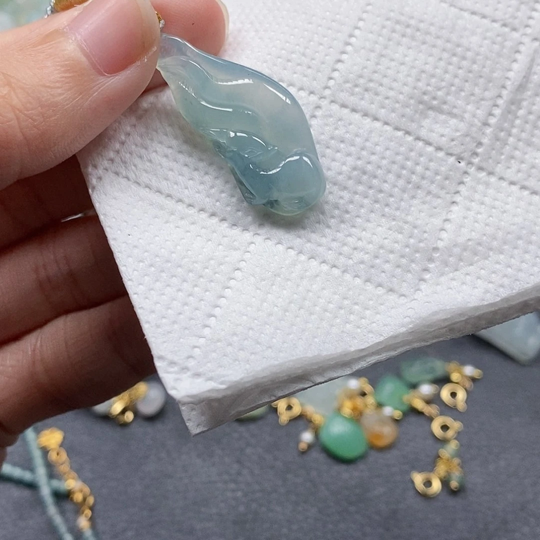 翡翠颈饰未镶嵌闪