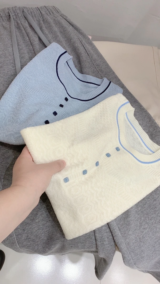 宝衣家 蚕丝小方扣圆领短袖