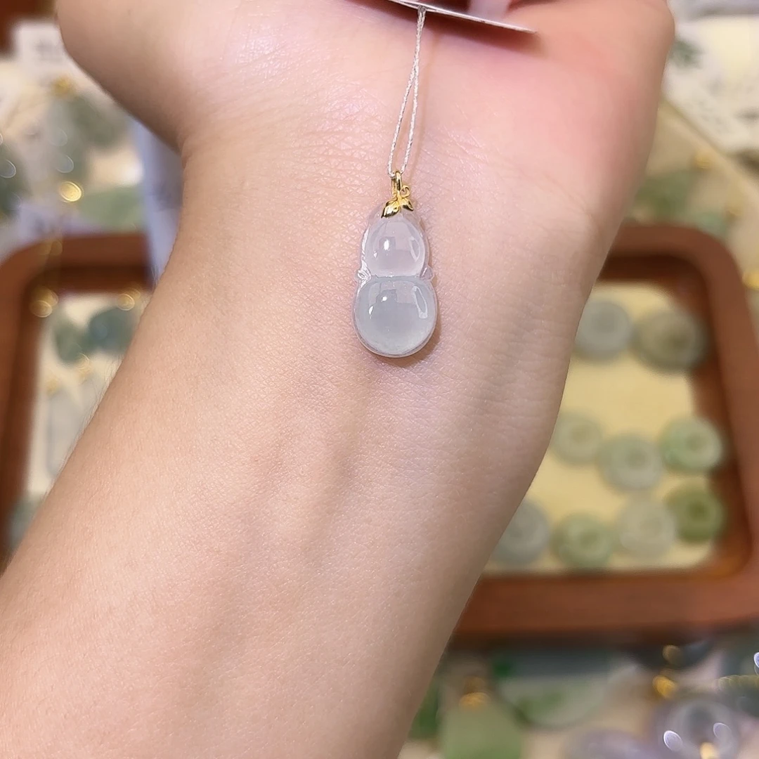 翡翠18K金镶嵌颈饰葫芦