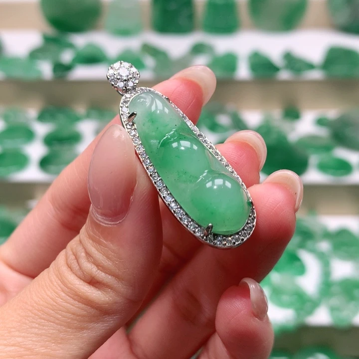 颈饰未镶嵌石英质玉