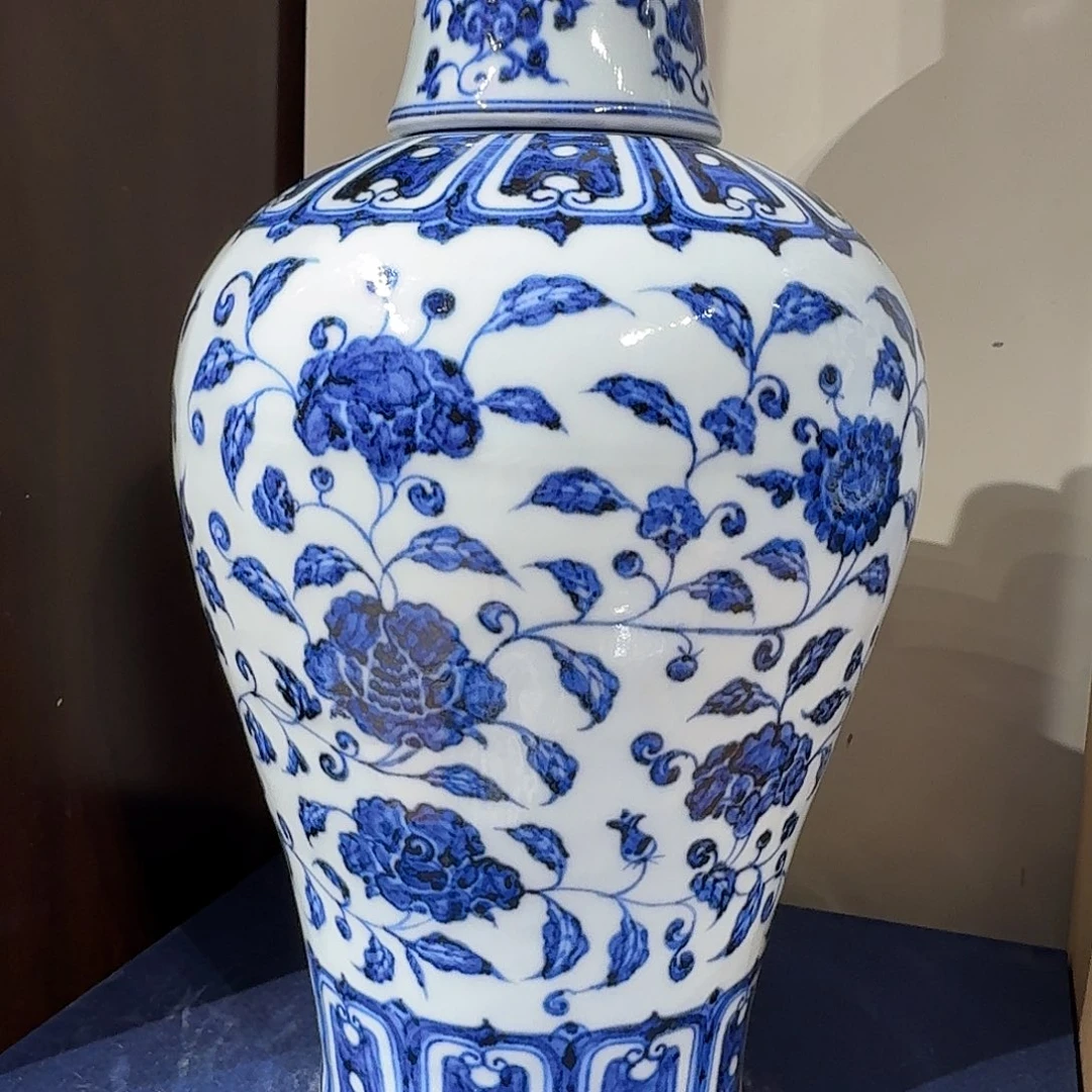 摆件宇泽堂带盖缠枝莲梅瓶