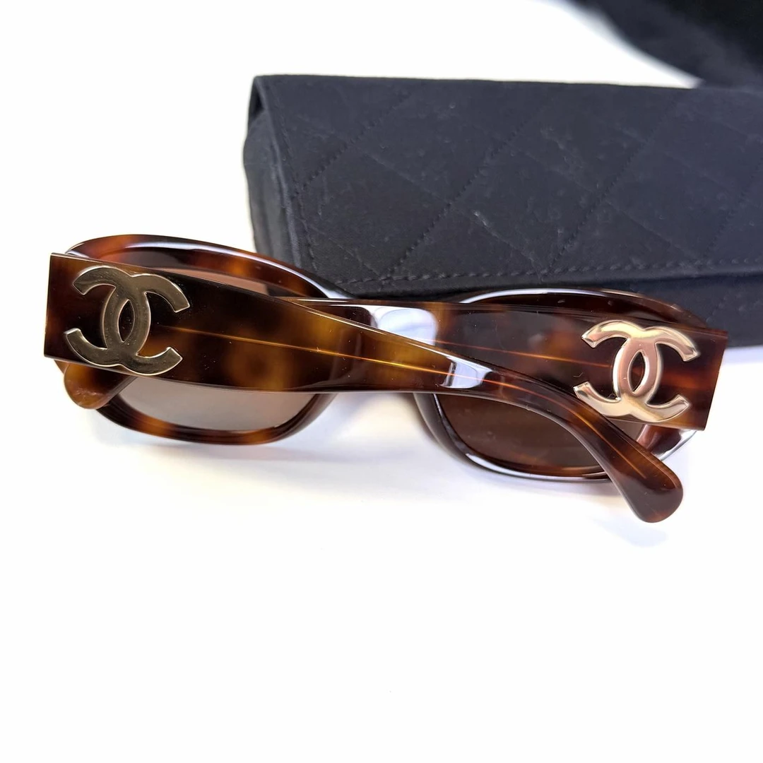 Chanel复古双C亚克力墨镜