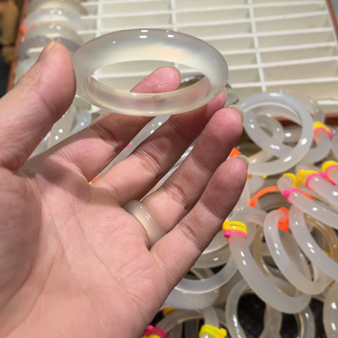 玛瑙/玉髓未镶嵌手镯52圈有包容2.1