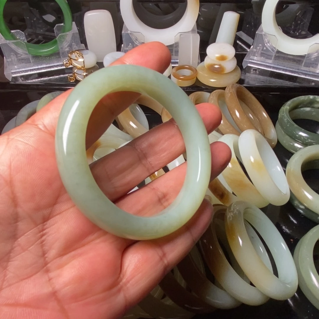 依***道和田玉（糖玉）未镶嵌手镯