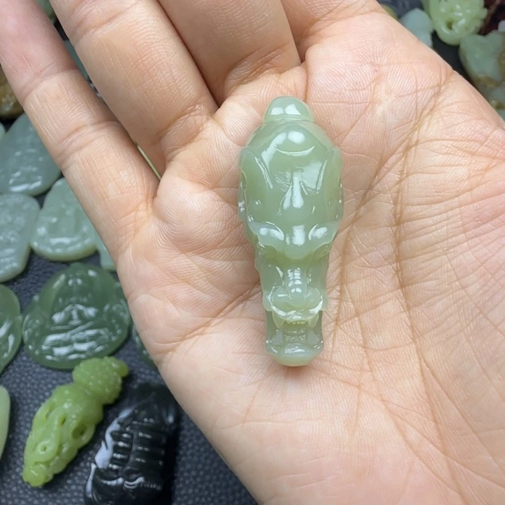 晋***部和田玉未镶嵌珠宝奇石