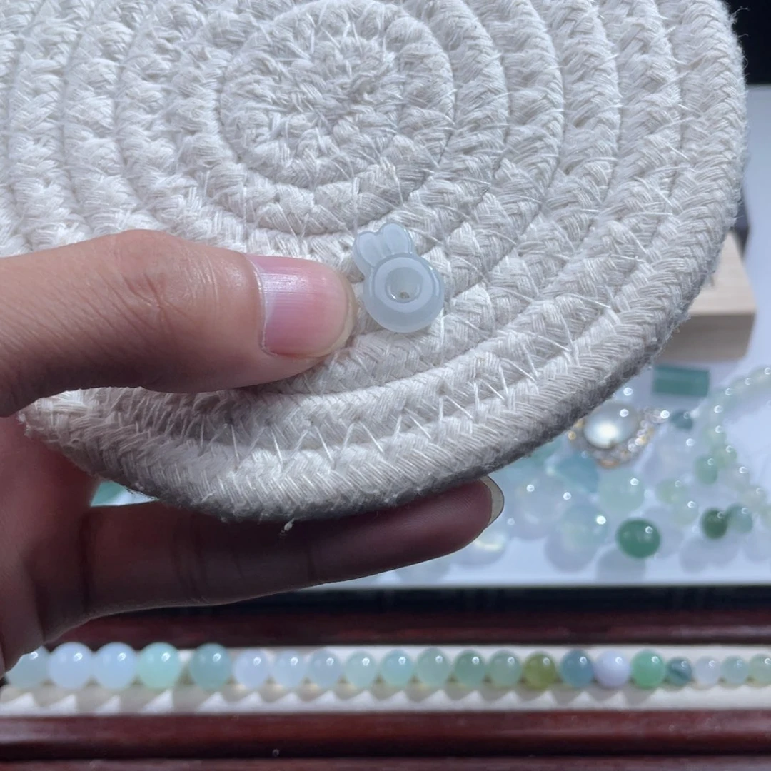 散珠翡翠16.3x11.2x3.3 兔子