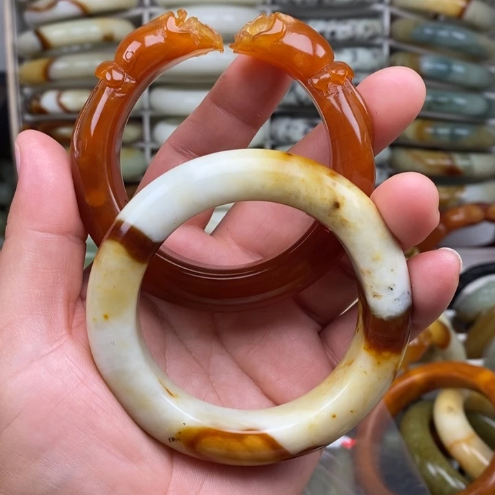 未镶嵌蛇纹石玉颈饰*️***