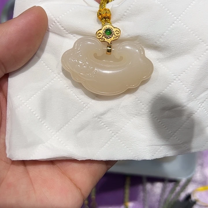 颈饰18K金镶嵌和田玉