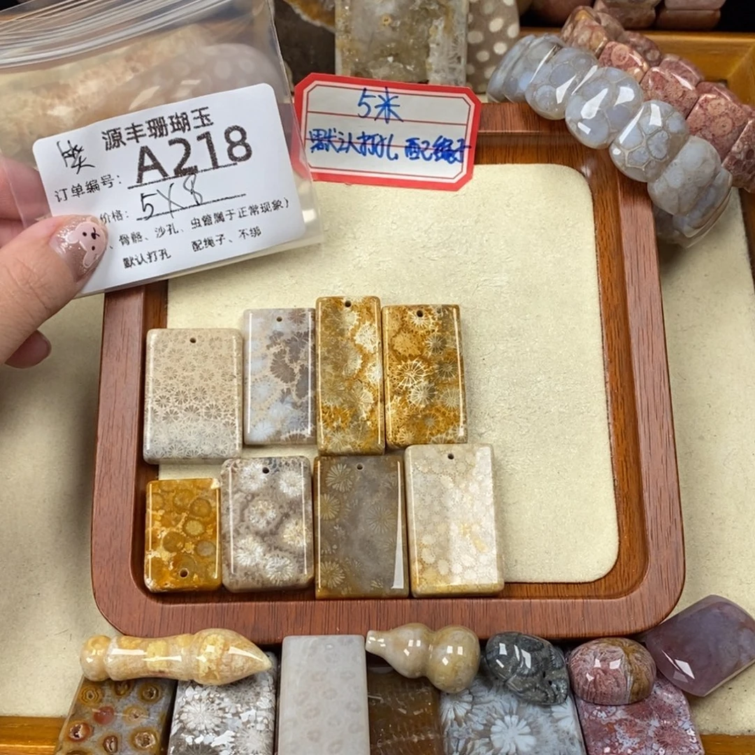 笑***哈未镶嵌颈饰硅化玉