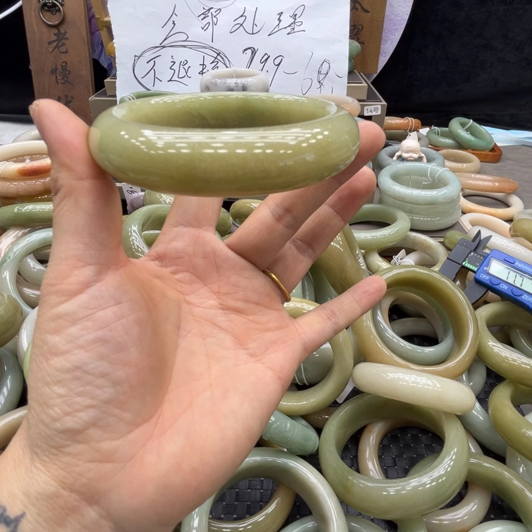 六***～石英质玉未镶嵌手镯