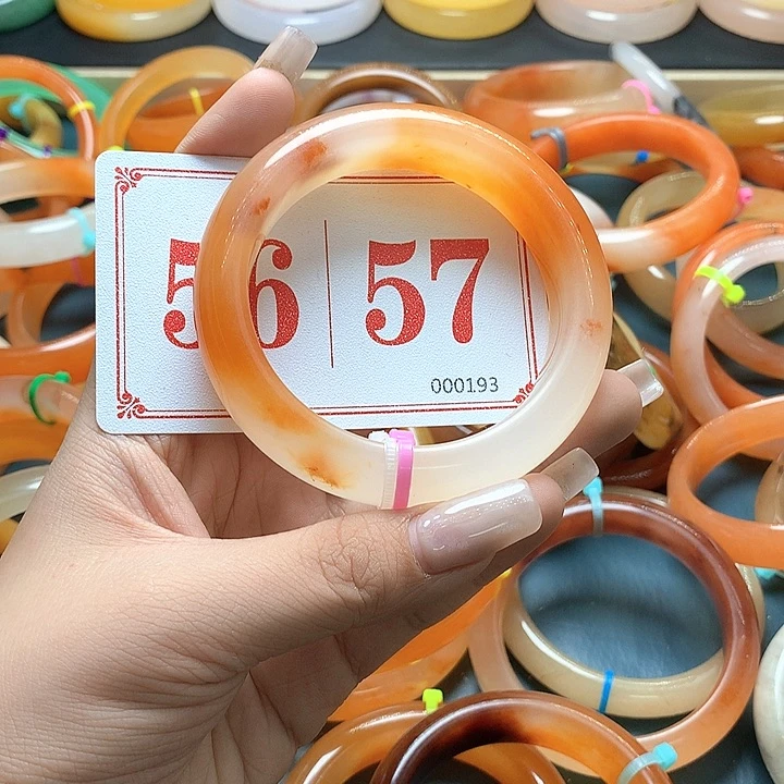 未镶嵌石英质玉（黄龙玉）手镯